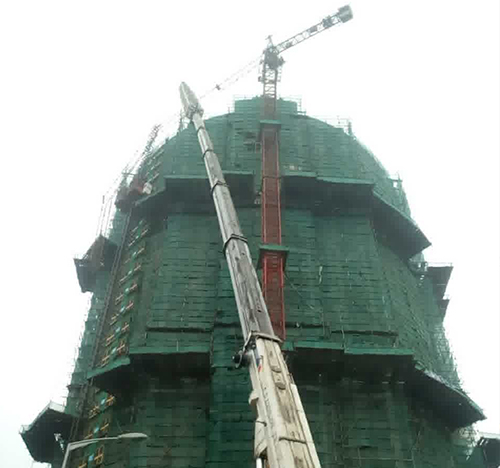 松潘吊车在工地上作业